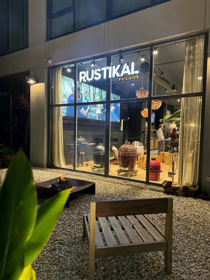 Frente vidriado de un local comercial con mobiliario y objetos visibles desde el exterior.